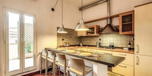 Apartment, 2 Schlafzimmer | Essbereich im Zimmer