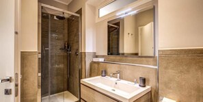 Apartamento, 3 quartos | Banheiro | Chuveiro, chuveiro com efeito de chuva, produtos de toalete grátis 