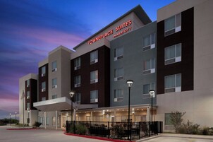 Um hotel com vários andares e design moderno, com uma placa chamativa para 'Towneplace Suites Marriott'.