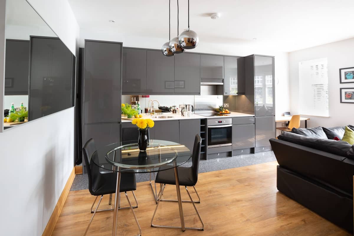 Appartement, 2 chambres, non-fumeurs | Cuisine privée | Grand réfrigérateur, micro-ondes, four, plaque de cuisson