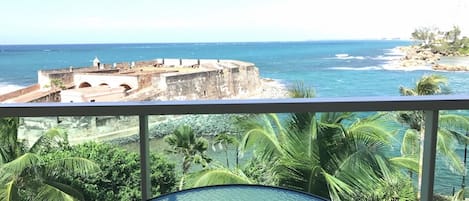 En balkon med udsigt til et kystfort og havet.
