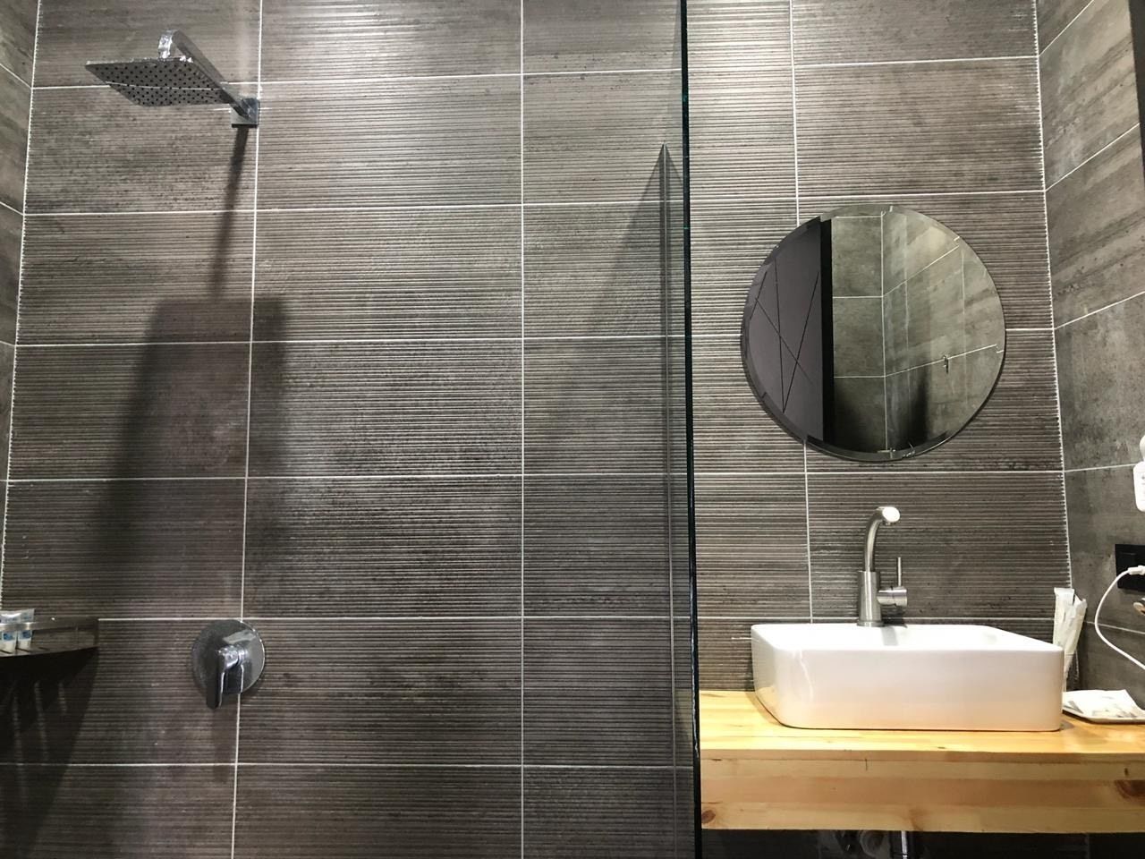 Habitación Confort doble, 1 habitación, balcón | Baño | Ducha, artículos de higiene personal gratuitos y secador de pelo