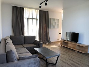 Chaumière supérieure, 2 chambres, balcon | Salle de séjour | Téléviseur au plasma de 186 po avec télévision par câble, téléviseur