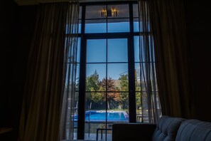 Chaumière Confort, 2 chambres, terrasse | Salle de séjour | Téléviseur au plasma de 186 po avec télévision par câble, téléviseur
