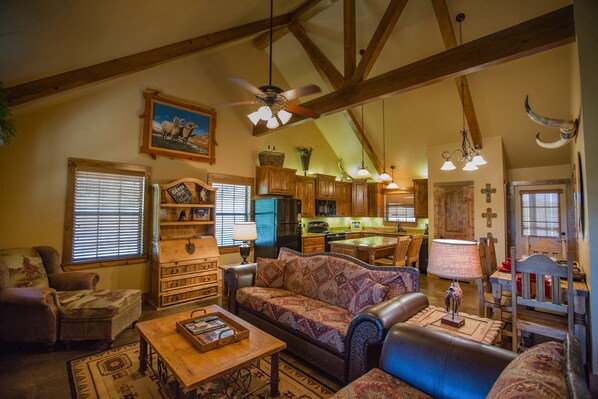 كابينة مريحة (4) | منطقة المعيشة | تلفزيون بشاشة مسطحة بحجم 40-بوصة يعرض قنوات فضائية، تلفزيون