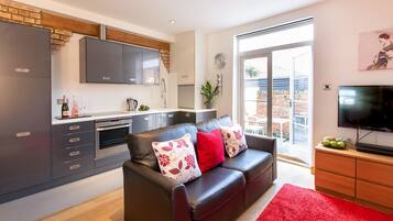 Comfort Apartment, 2 Bedrooms, Non Smoking | 2 bedrooms, individually decorated, individually furnished, desk