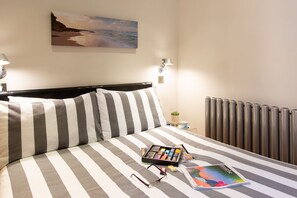 Comfort Apartment, 2 Bedrooms, Non Smoking | 2 bedrooms, individually decorated, individually furnished, desk