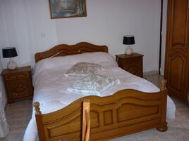 Minibar, desk, soundproofing, rollaway beds