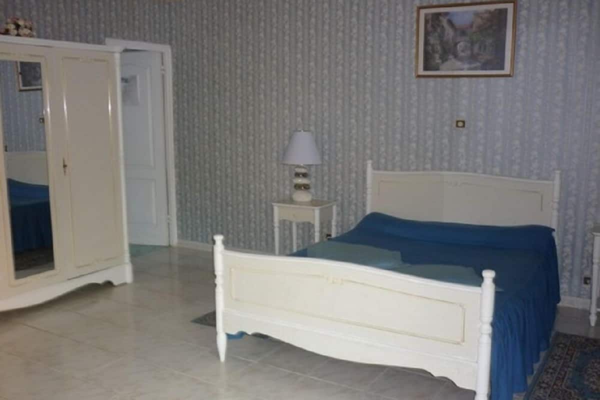 Minibar, bàn, phòng cách âm, giường gấp/giường phụ (phụ phí)