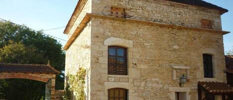 Vista frontal de la propiedad