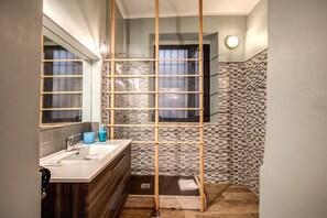 Bathroom shower - Cappellari 2 Campo de Fiori (Rome)