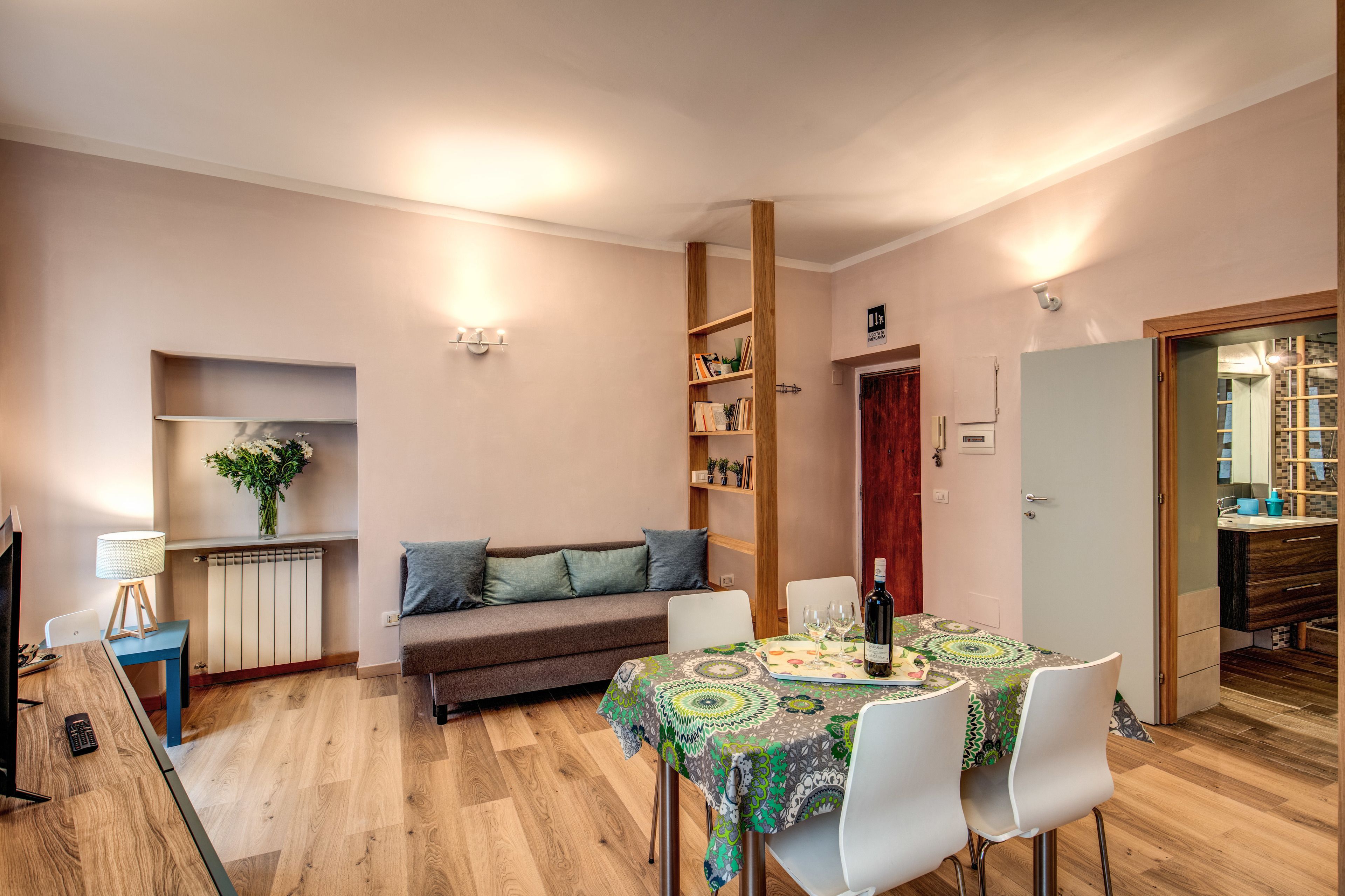 Een gezellige woonkamer met een eethoek, een bank, een salontafel en een televisie.