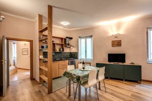Apartment, 1 Schlafzimmer | Eigene Küche | Kühlschrank, Herdplatte, Kochgeschirr/Geschirr/Besteck