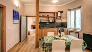 Una cucina moderna con mobili in legno, un piano di lavoro e una finestra.