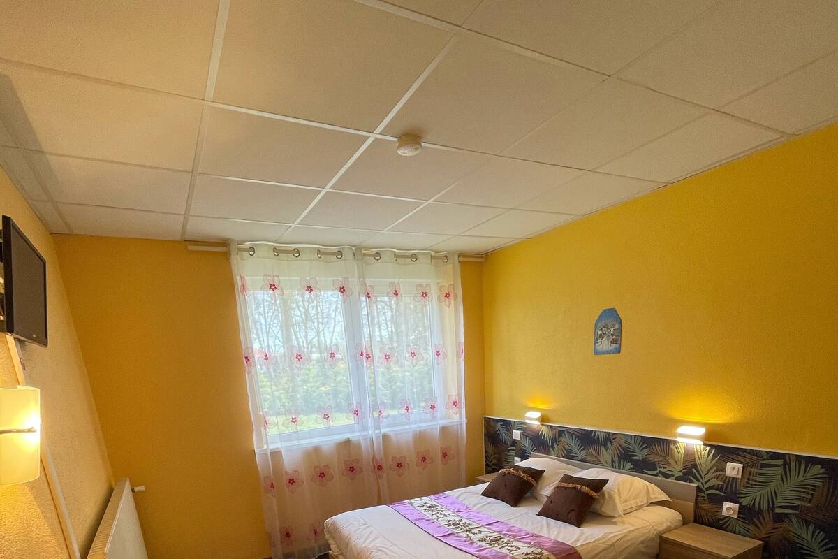 classic double or twin room | desk, soundproofing, free wifi, bed sheets