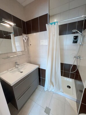 Shower, towels