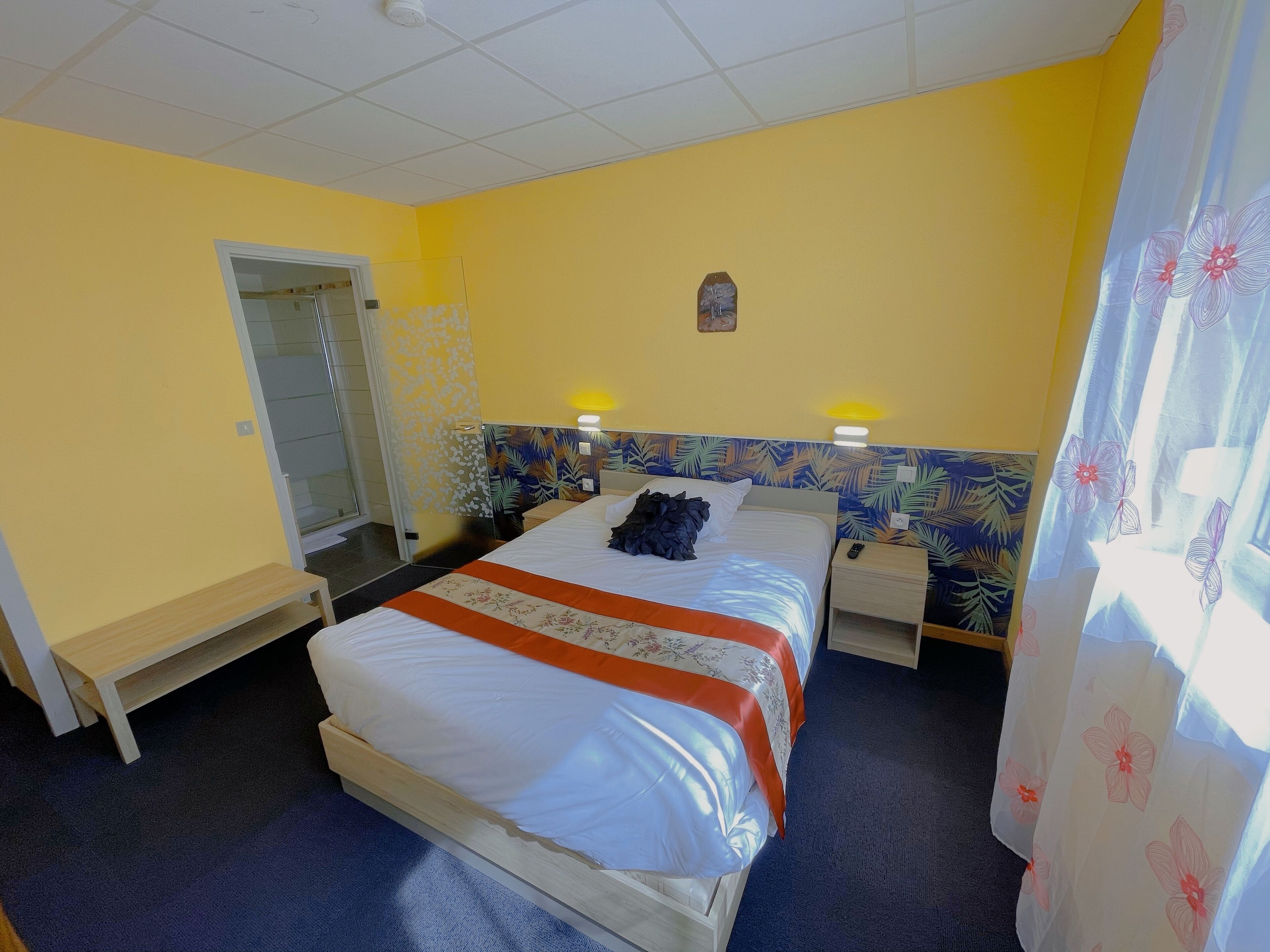 classic single room | desk, soundproofing, free wifi, bed sheets