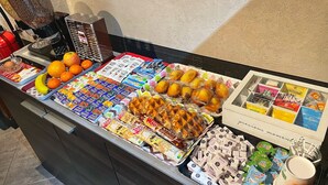 Een rijkelijk aangeboden buffet met diverse gerechten en drankjes.