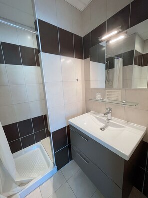 Een douche, handdoeken