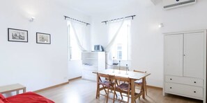 Apartment, 1 Schlafzimmer | Essbereich im Zimmer