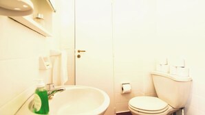 Bathroom - Modern studio with balcony by Sofacama (Buenos Aires)