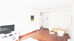 Living area - Modern studio with balcony by Sofacama (Buenos Aires)