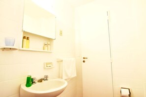 Apartamento standard, várias camas, para não fumantes | Pia do banheiro