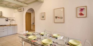 Appartement, 3 chambres | Repas dans la chambre