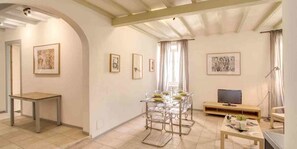 Apartment, 3 Schlafzimmer | Wohnbereich | Flachbildfernseher