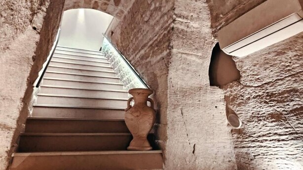 A staircase with a vase on the landing. - B&B Duca Orsini (Gravina in Puglia)