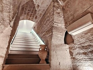 A staircase with a vase on the landing. - B&B Duca Orsini (Gravina in Puglia)