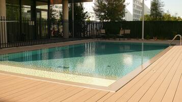 Seasonal outdoor pool, open 6:00 AM to 10:00 PM, pool loungers