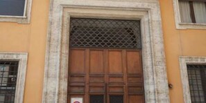 Property entrance - Exclusive Terrace Largo Argentina (Rome)