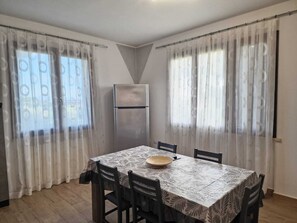 Apartamento conforto, 1 quarto, terraço, vista para a piscina | Sala de jantar