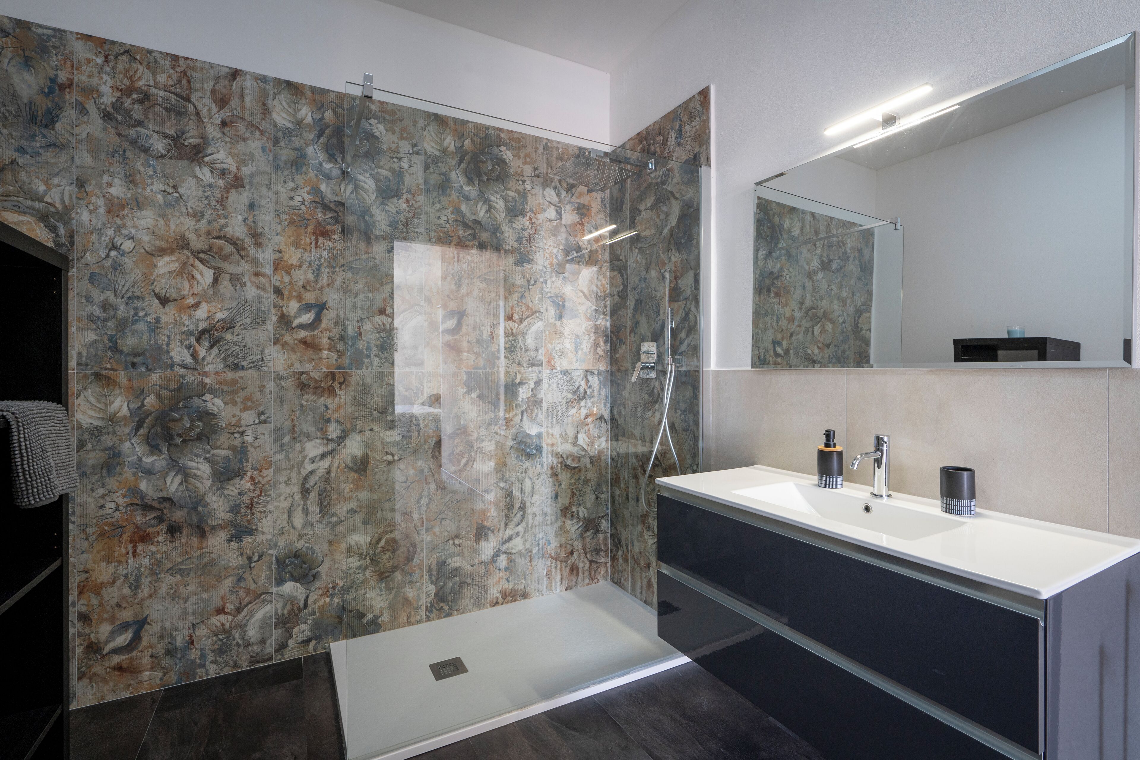 Junior Studio Suite, 1 Bedroom, Patio, Garden View | Bathroom | Shower, rainfall showerhead, hair dryer, bidet