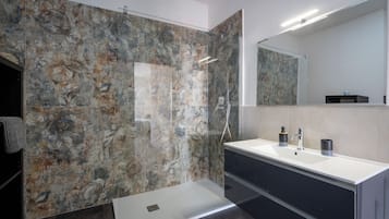 Junior Studio Suite, 1 Bedroom, Patio, Garden View | Bathroom | Shower, rainfall showerhead, hair dryer, bidet