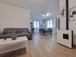 Leilighet – comfort, 1 soverom, terrasse, bassengutsikt | Oppholdsområde | En 40-tommers Flatskjerm-TV med kabel-kanaler