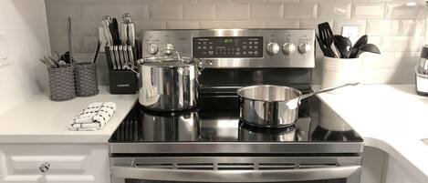 独特公寓, 1 张特大床 | 私人厨房 | 大冰箱、微波炉、烤箱、炉灶