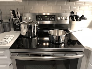 Exclusive Apartment, 1 King Bed | Private kitchen | Full-sized fridge, microwave, oven, stovetop - Exclusive One Bedroom Suite (Boston)