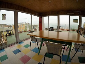 Breakfast area - Planeta Lindo Hostel (Valparaiso)