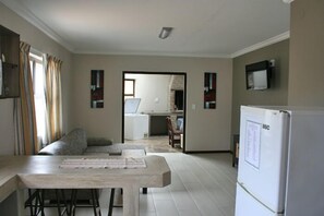 Standard-chalet, 1 makuuhuone | Oleskelualue | LCD-televisio