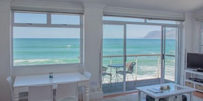 Panorama penthouse, uitzicht op zee (Oceanfront Penthouse) | Woonruimte | Televisie