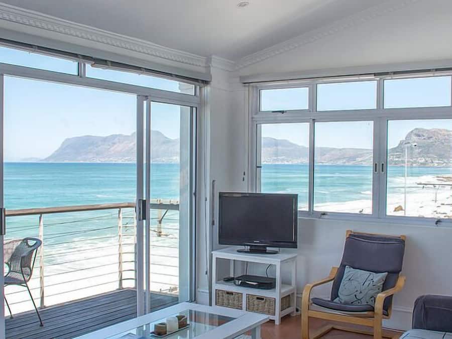 Panoramic-Penthouse, Meerblick (Oceanfront Penthouse) | Wohnbereich | Fernseher