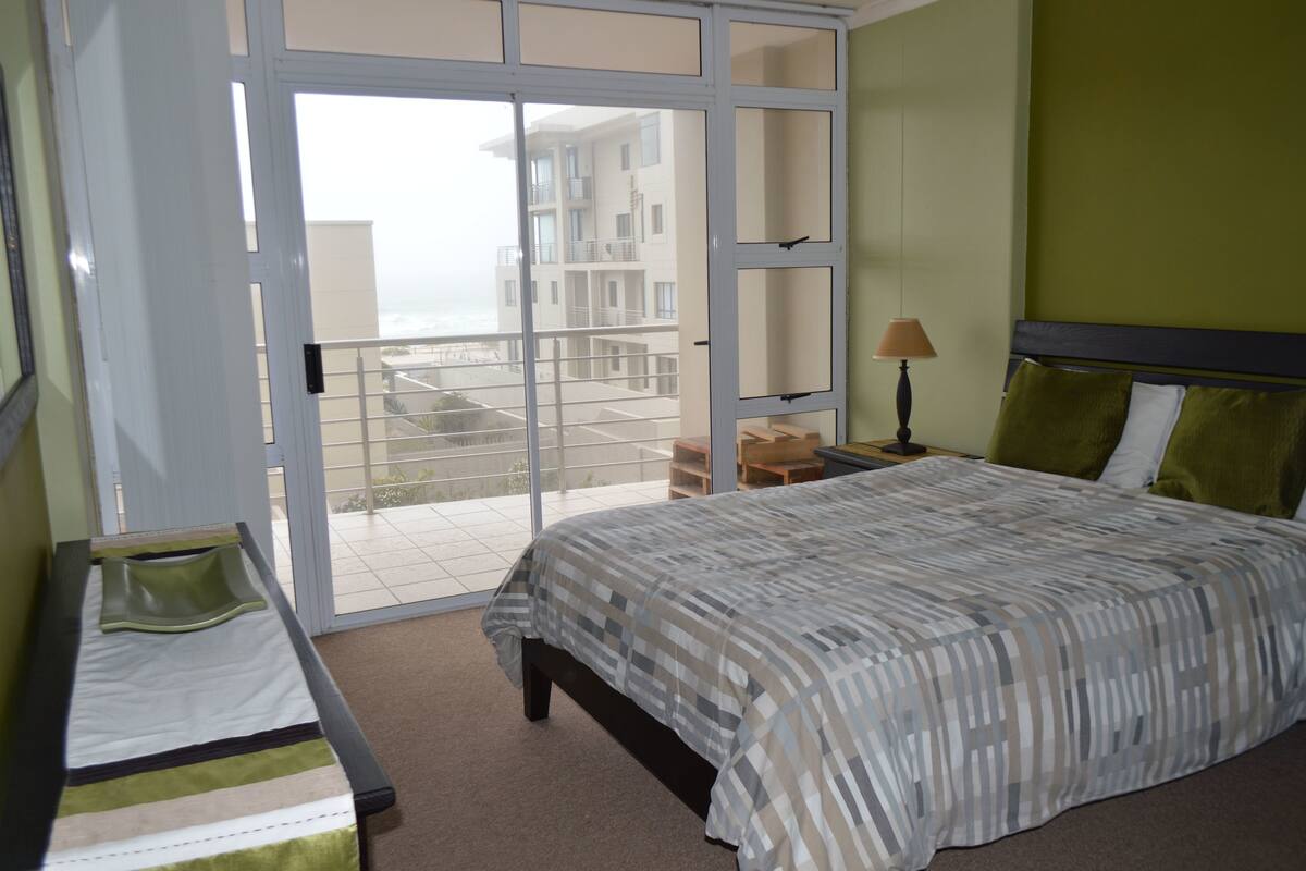 Comfort Apartment, 2 Bedrooms, Sea View, Beachside | Down duvets, individually decorated, individually furnished, desk