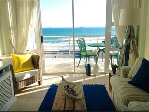 Apartamento Deluxe, 2 habitaciones, vistas al mar, frente a la playa | Sala de estar | Televisión de pantalla plana de 32 pulgadas con canales por satélite