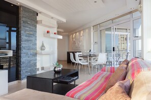 Apartamento superior, 3 habitaciones, vistas al mar, frente a la playa | Sala de estar | Televisión de pantalla plana de 32 pulgadas con canales por satélite