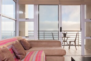 Apartamento superior, 3 habitaciones, vistas al mar, frente a la playa | Sala de estar | Televisión de pantalla plana de 32 pulgadas con canales por satélite