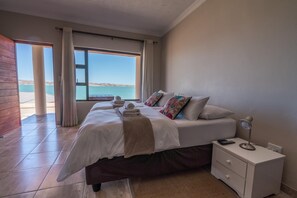 In-room safe, blackout curtains, free WiFi, bed sheets - Island Cottage Guesthouse (Luderitz)