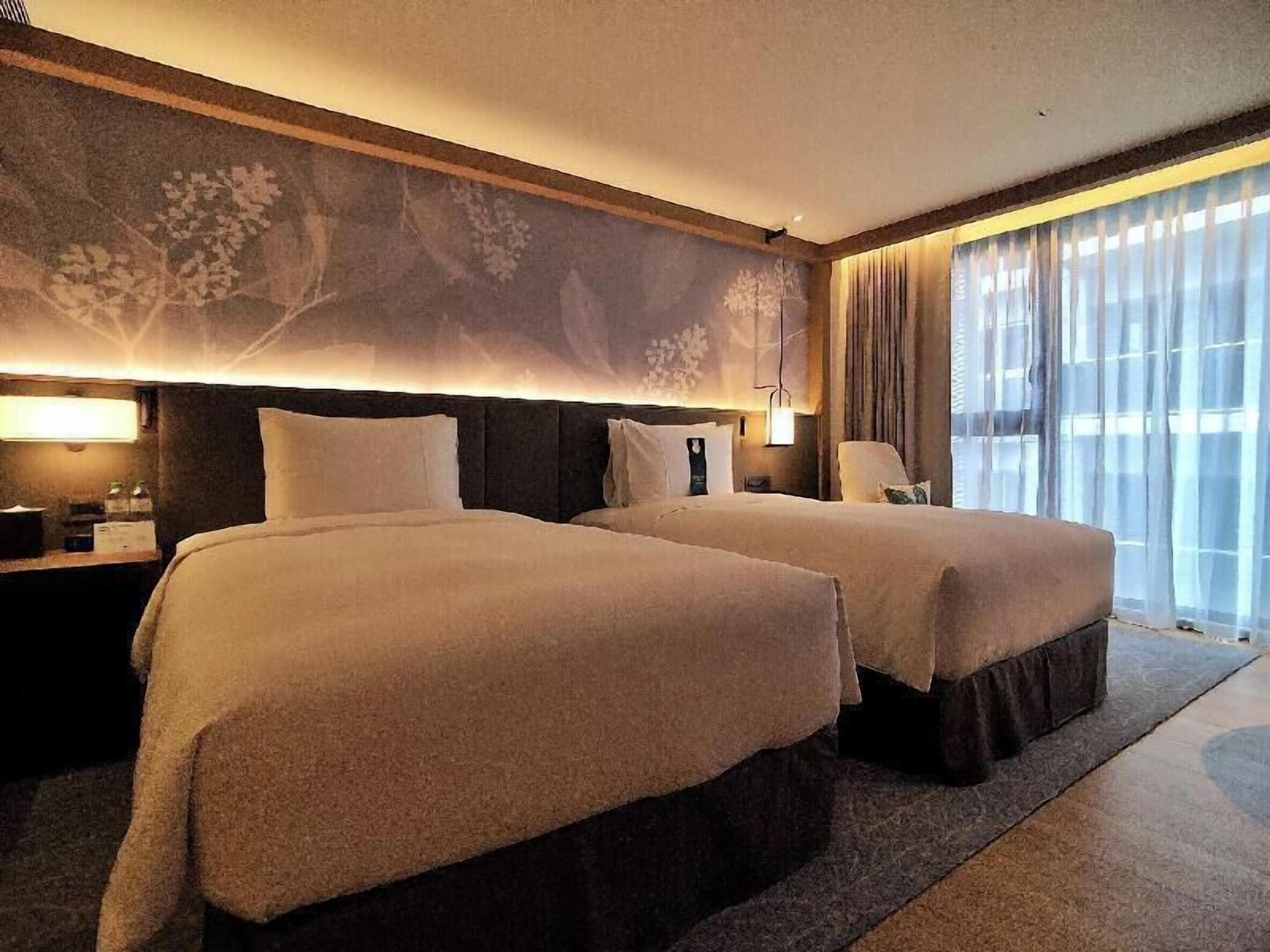 Edredons de pluma, frigobar, cofres nos quartos, escrivaninha