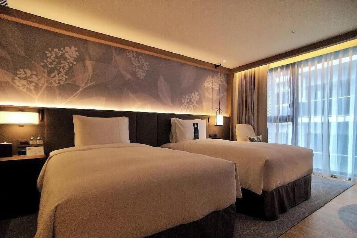 Edredons de pluma, frigobar, cofres nos quartos, escrivaninha